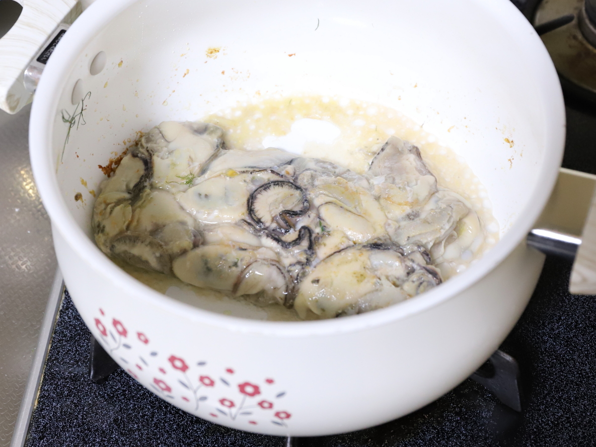 調理中の牡蠣のバター焼き