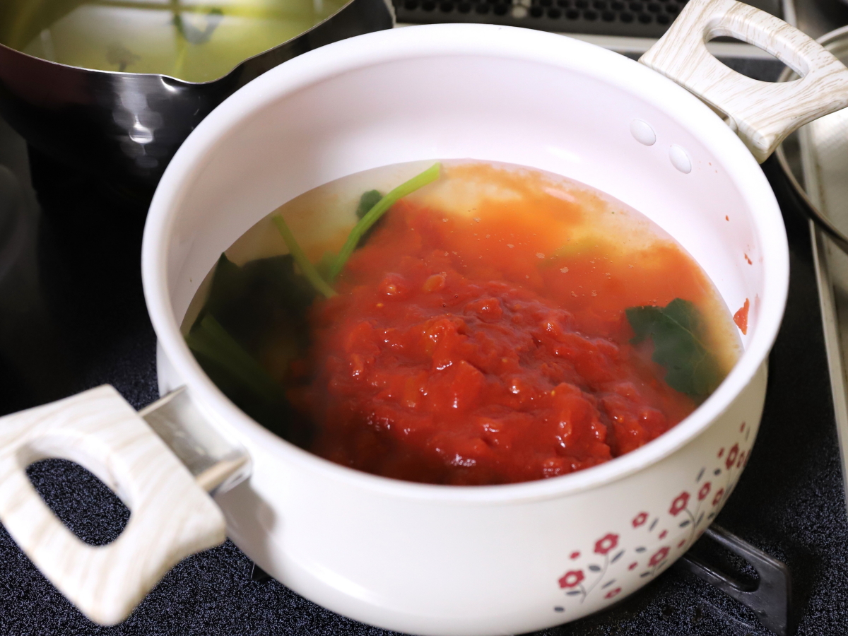 鍋にトマトを入れて、トマトスープを作っているところ