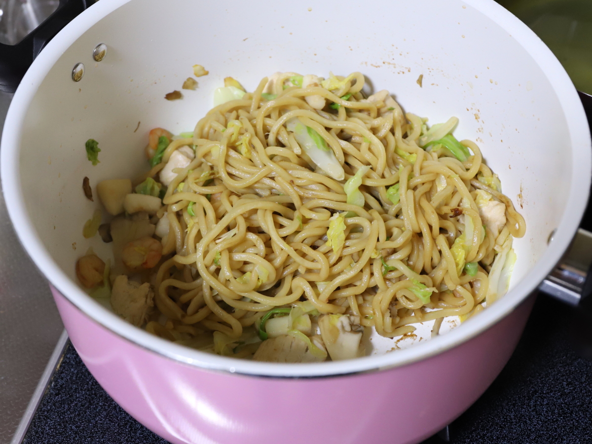 海鮮焼きそばを作っているところ