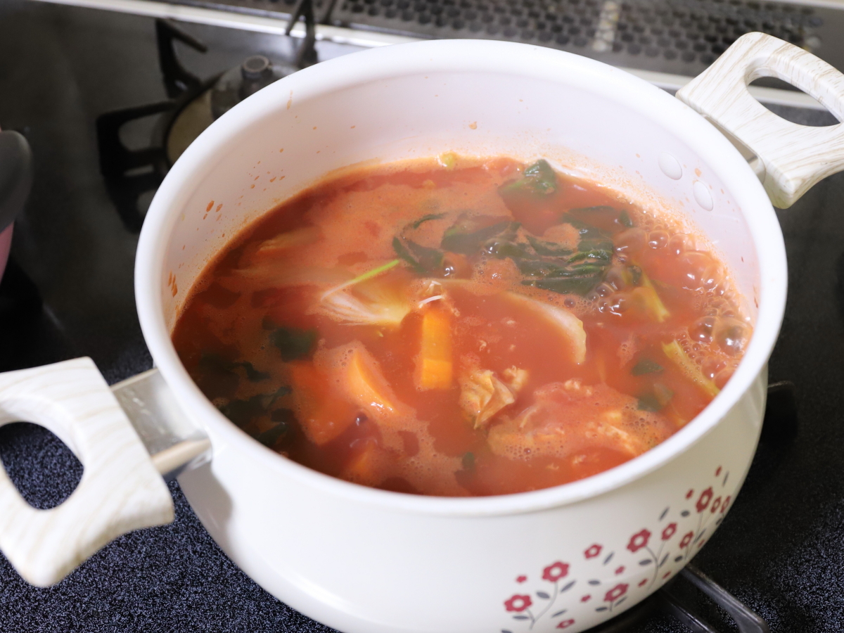 鍋でトマトスープを作っているところ