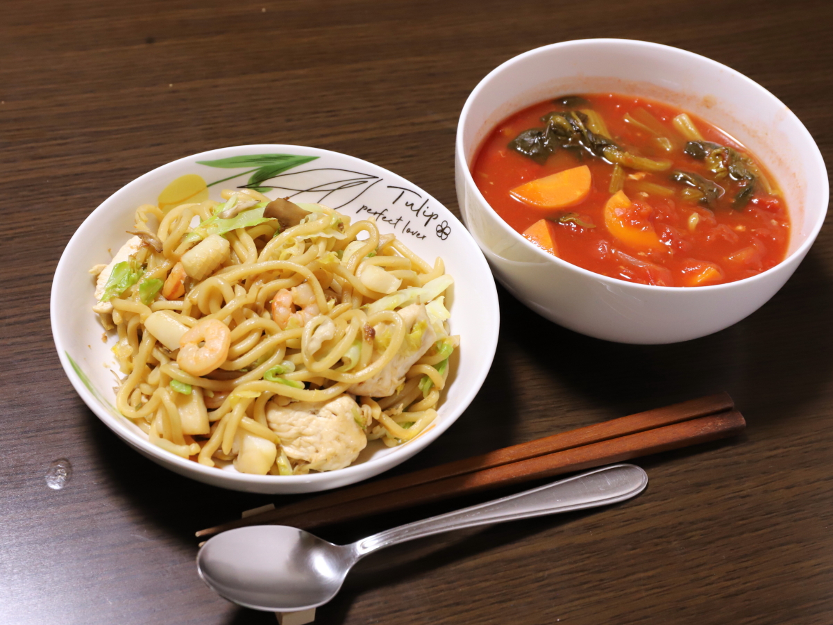 晩ごはんに作った献立、おうちごはん。海鮮焼きそばとトマトスープ