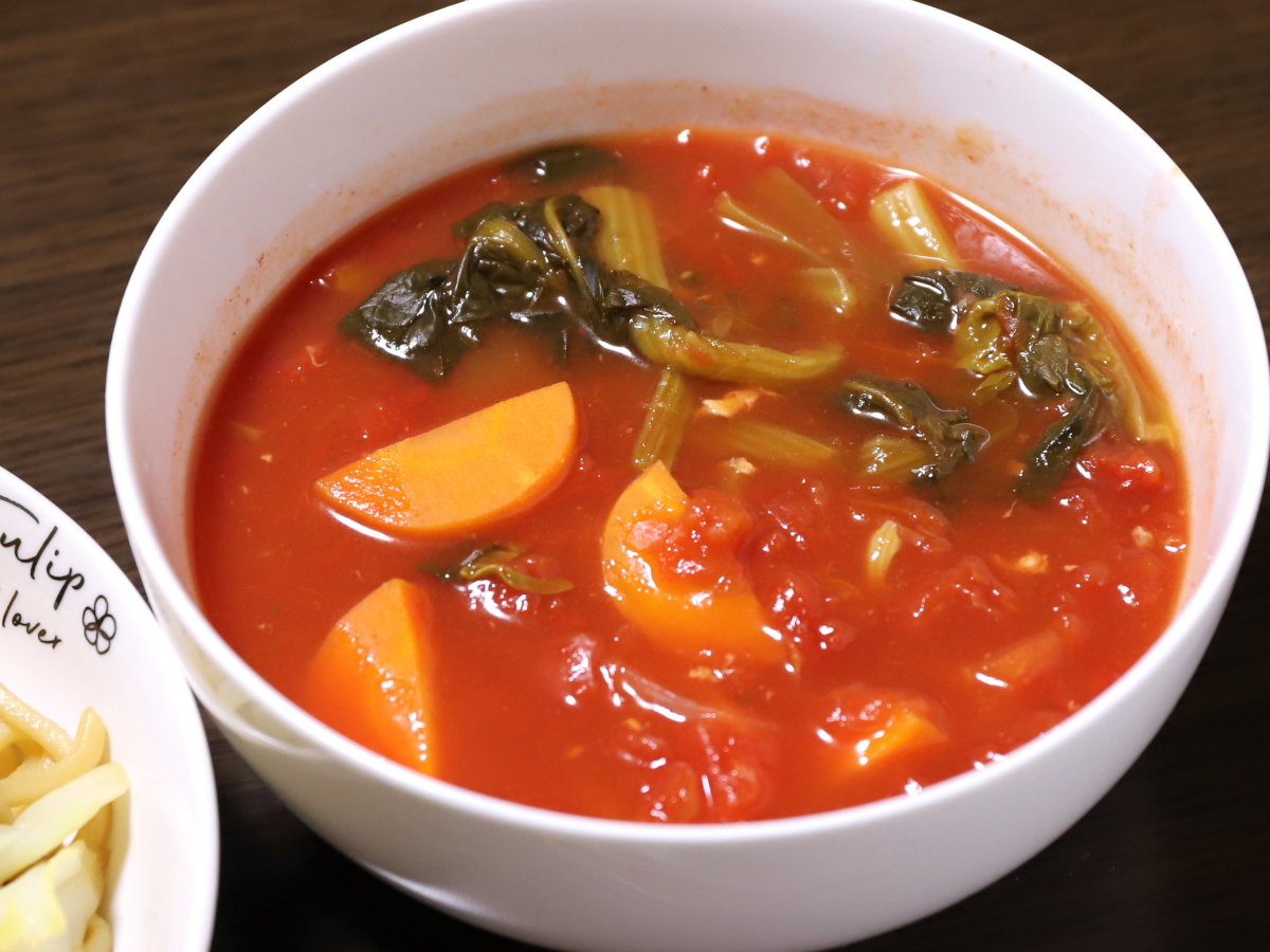 晩ごはんに家庭で作ったトマトスープ
