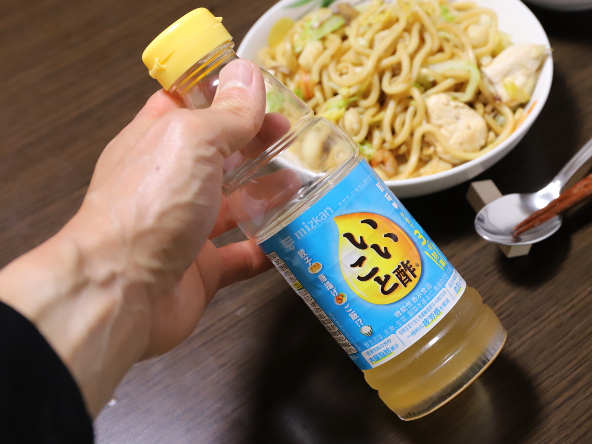 手で持っているいいこと酢のボトル
