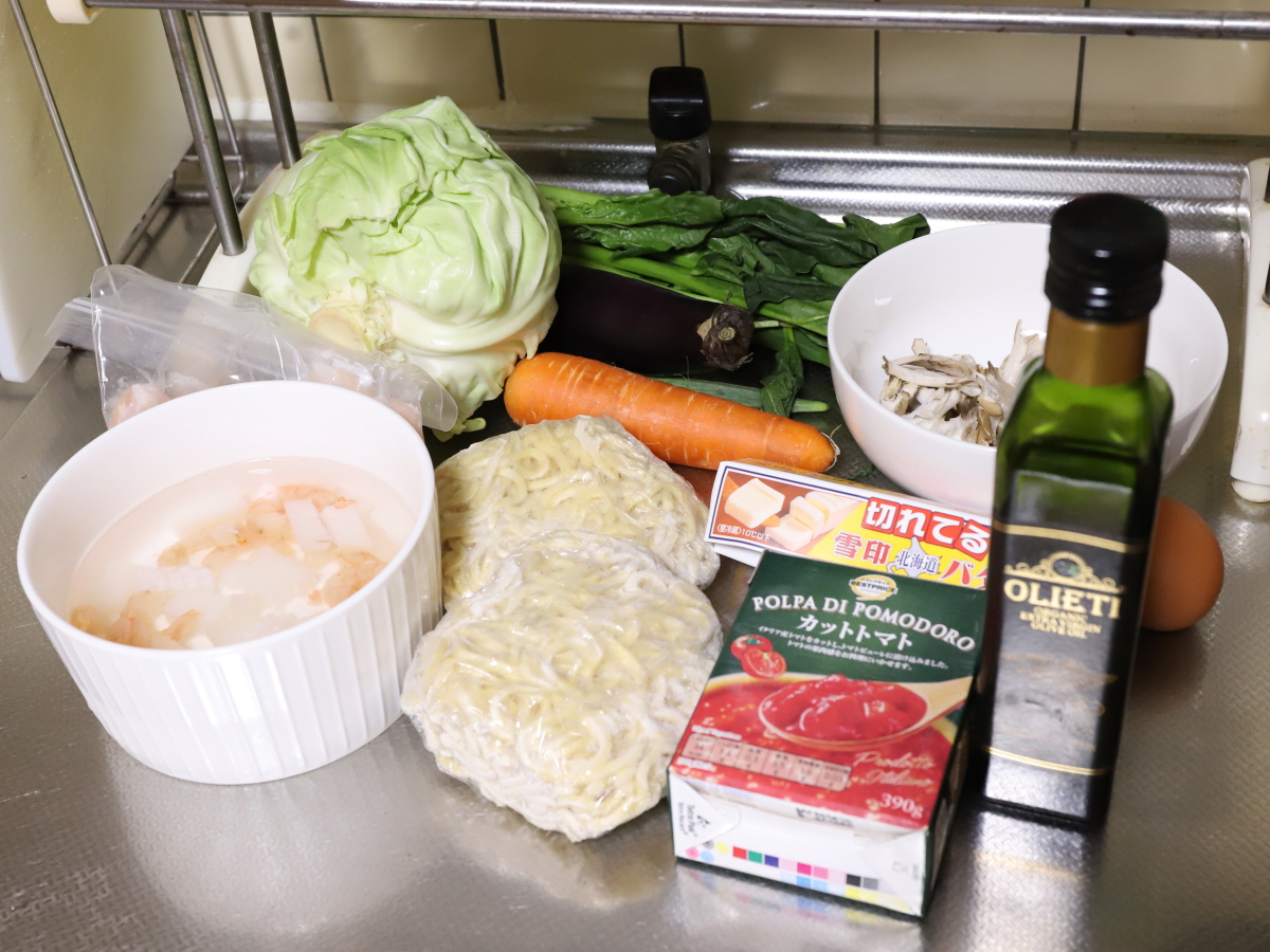 カットトマト、オリーブオイル、ミックスシーフード、野菜など、晩ごはんの食材
