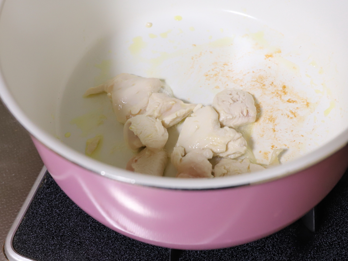 鍋で炒めている鶏肉