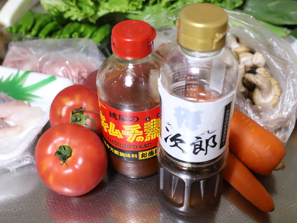 トマトと桃屋のキムチの素と「あごだし」のボトル