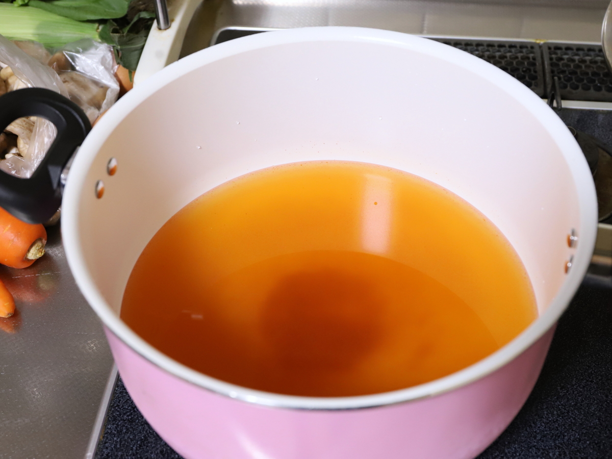 鍋に水と桃屋キムチの素を入れてキムチ鍋を作っている