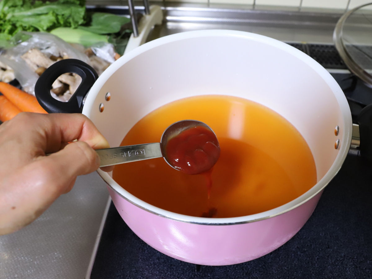 隠し味のケチャップを入れてキムチ鍋を作っているところ