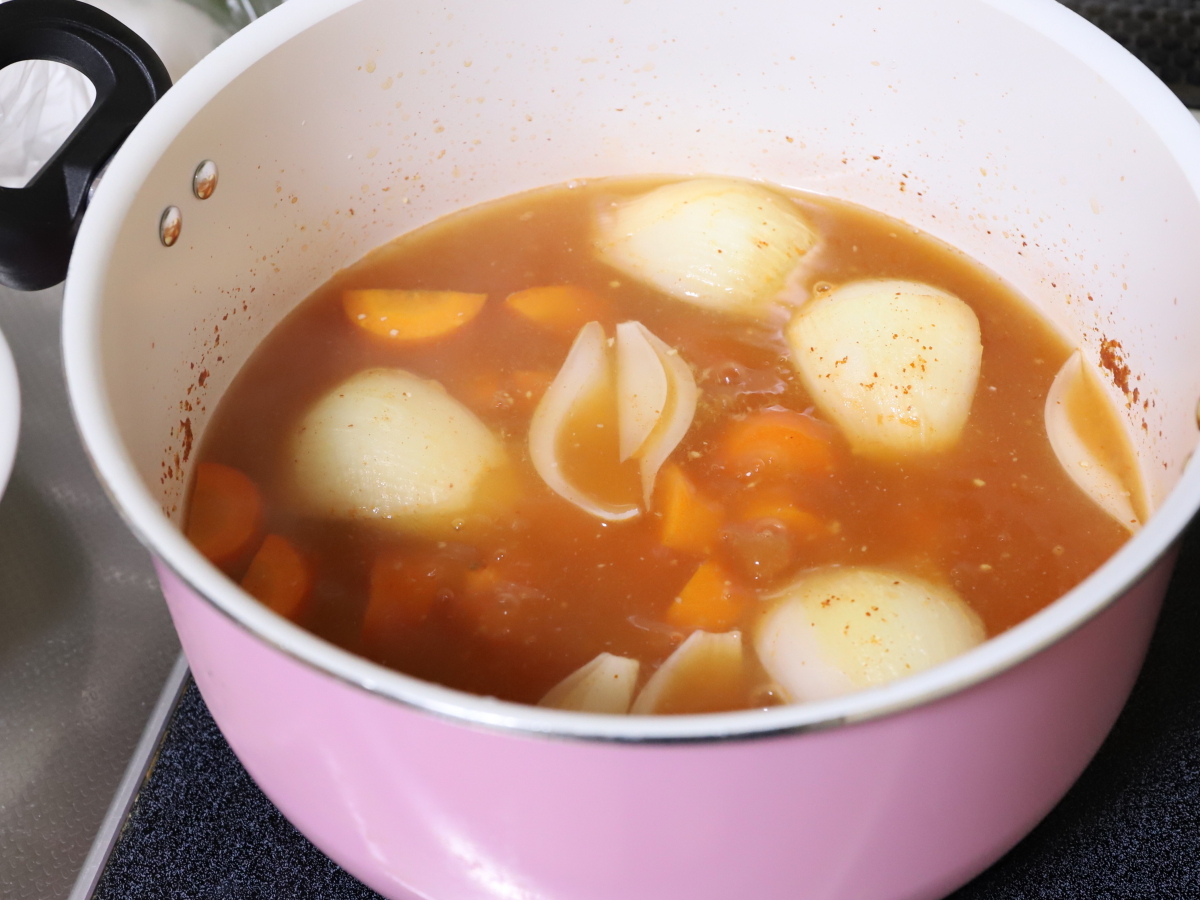 鍋に玉ねぎやニンジンを入れて煮てキムチ鍋を作っているところ