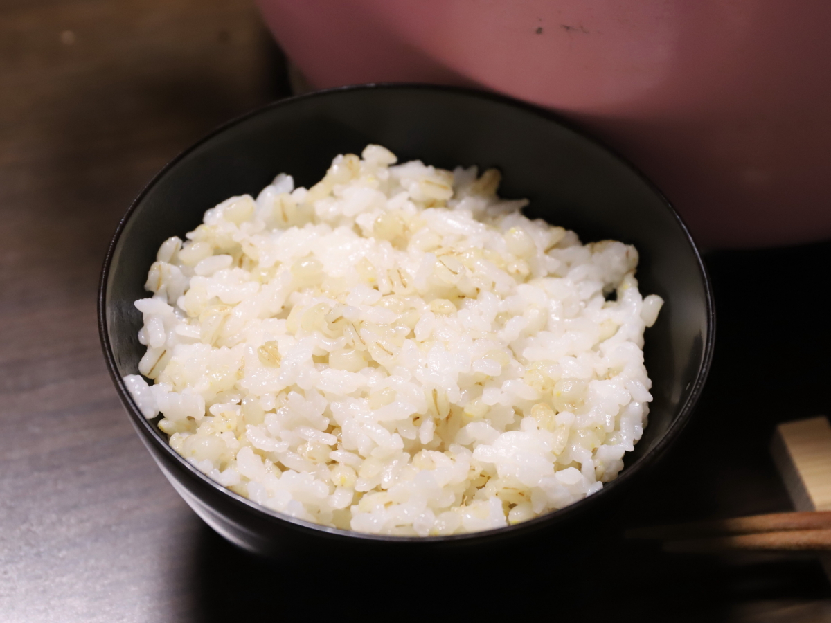 漆塗りの器に盛りつけたごはん