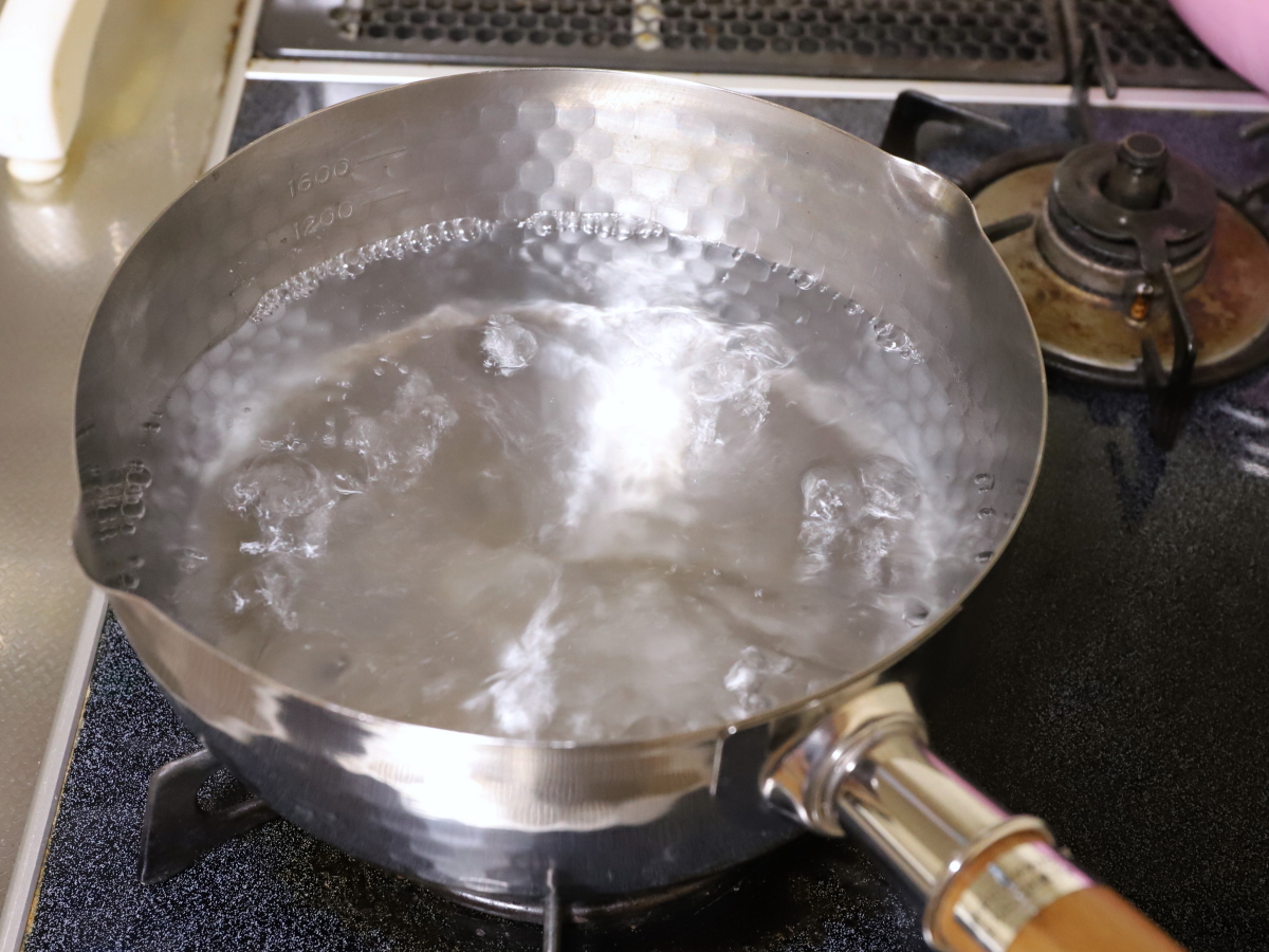 お湯を沸かしているステンレスの片手鍋