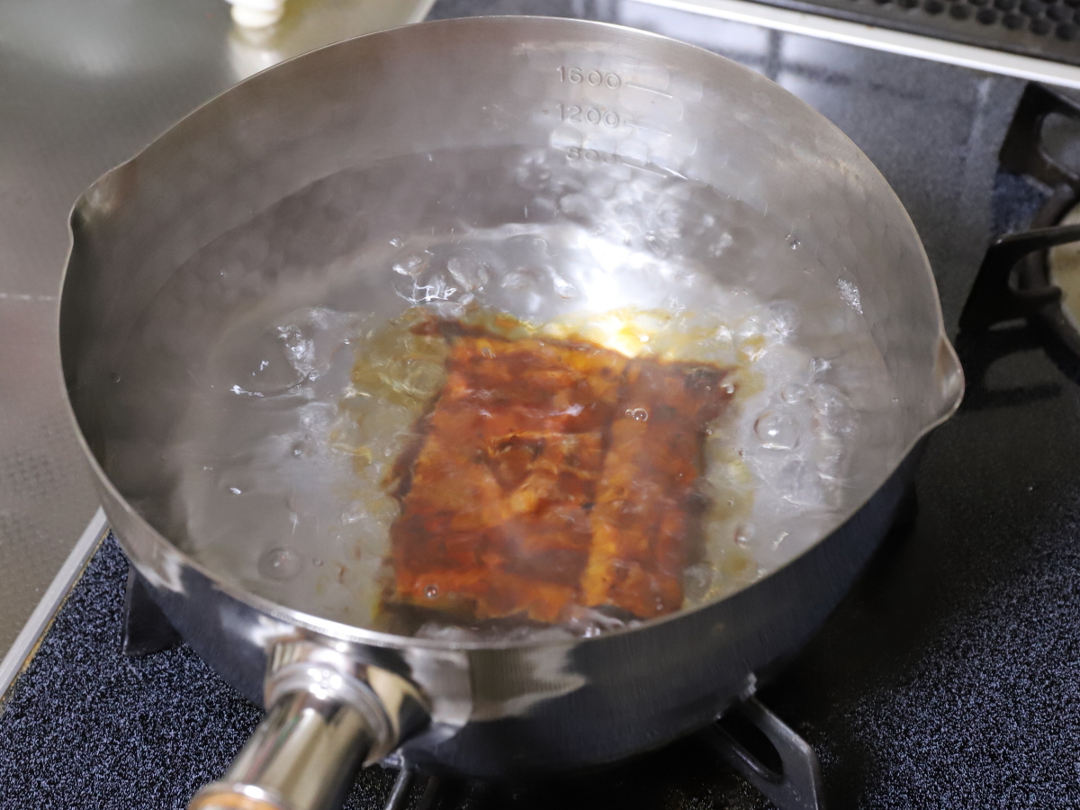 冷凍のうなぎを湯煎して解凍しているところ