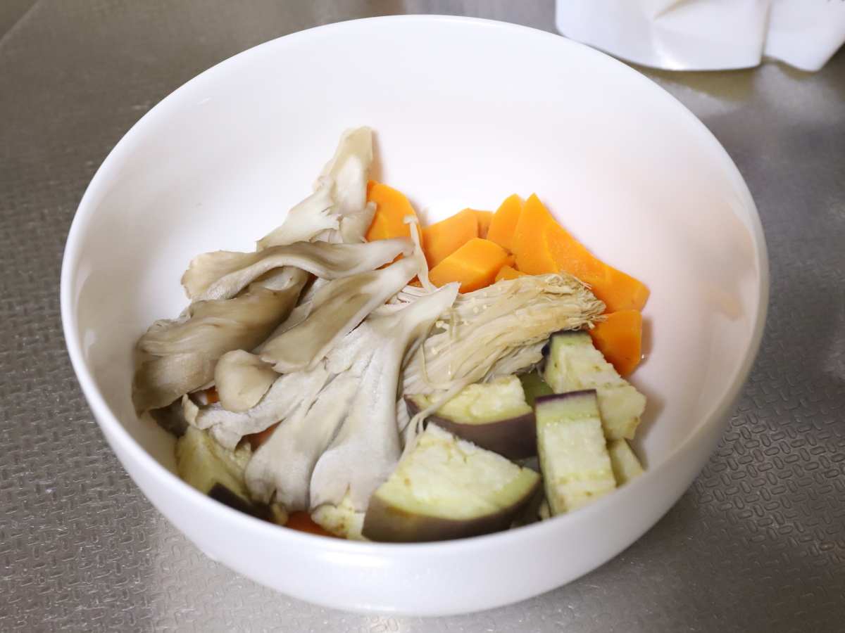 味噌汁の具にするために電子レンジでレンチンした野菜。