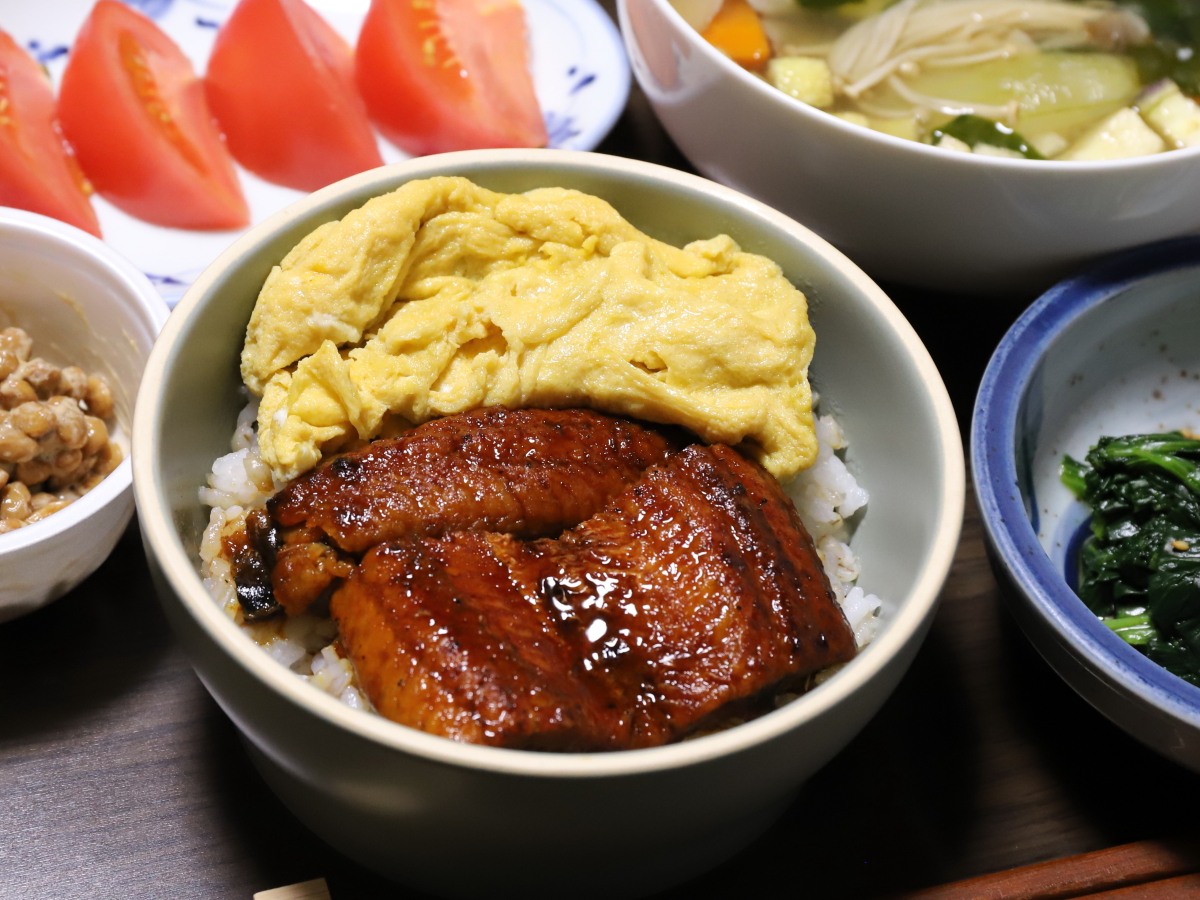 ごはんにうなぎとたまごを乗せた『うなたま丼』