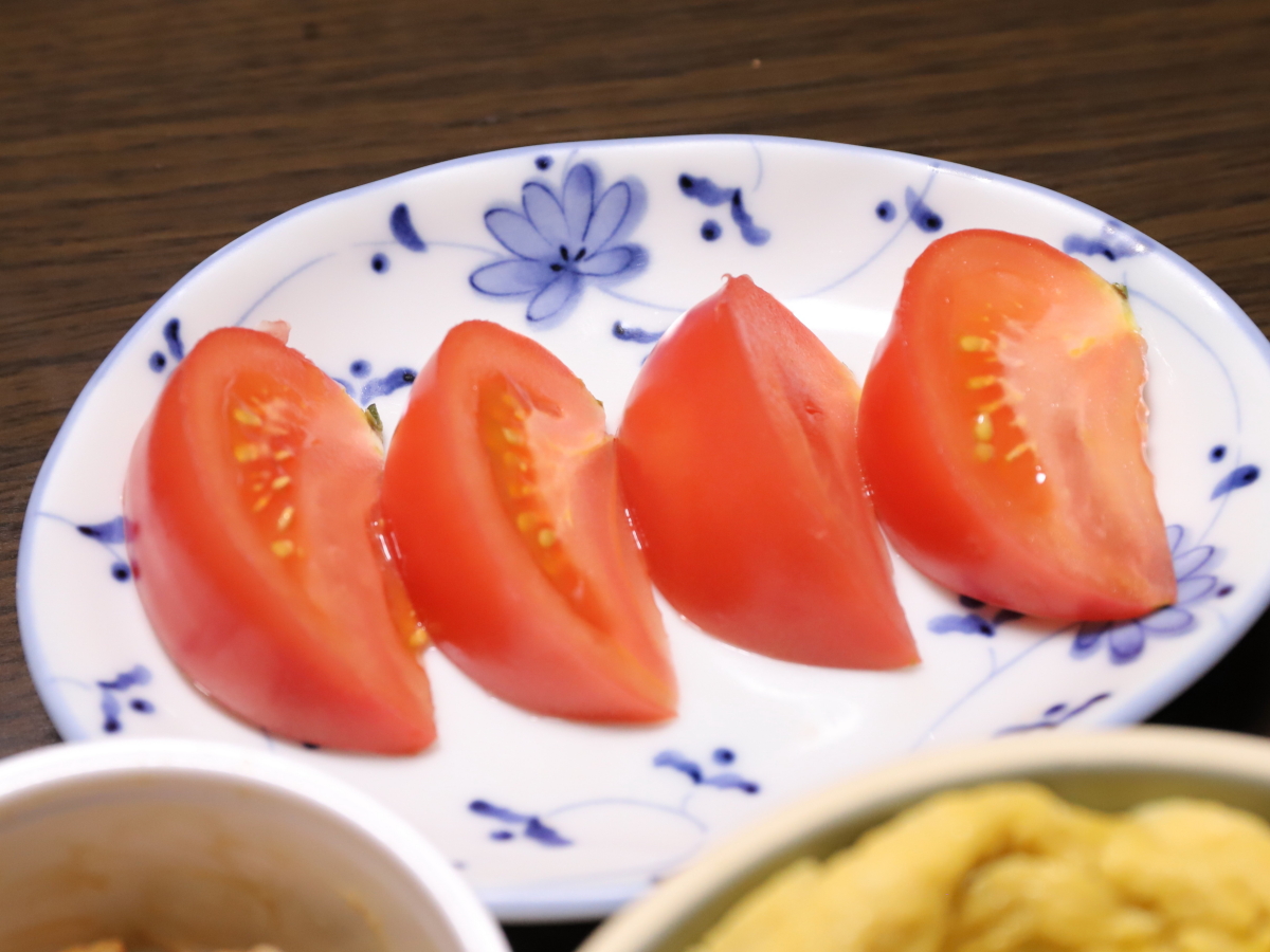 皿に盛りつけた切ったトマト