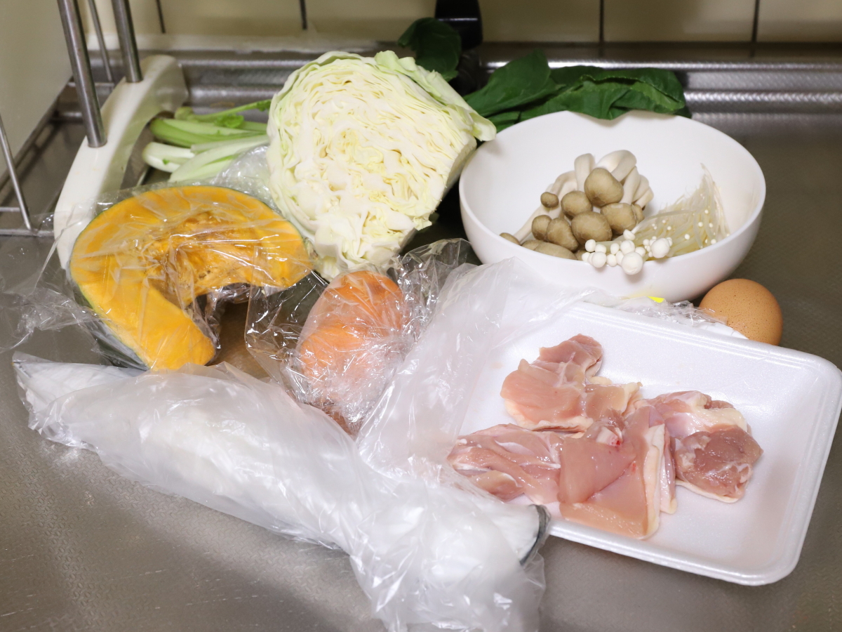 鶏肉やカボチャ、キャベツなど、台所に置いた晩ごはんの食材