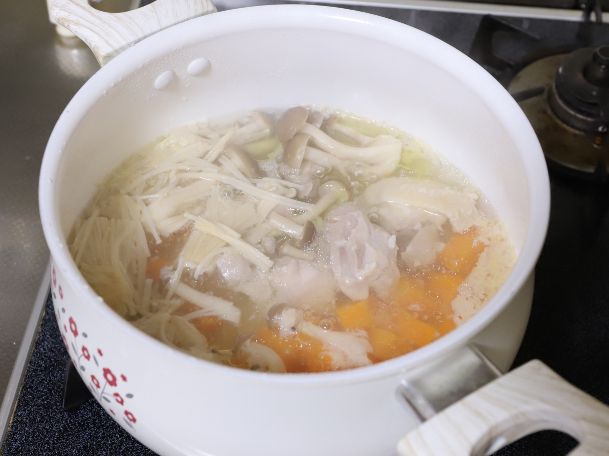 鍋で調理中の鶏肉やニンジンなどを入れた塩麴スープ