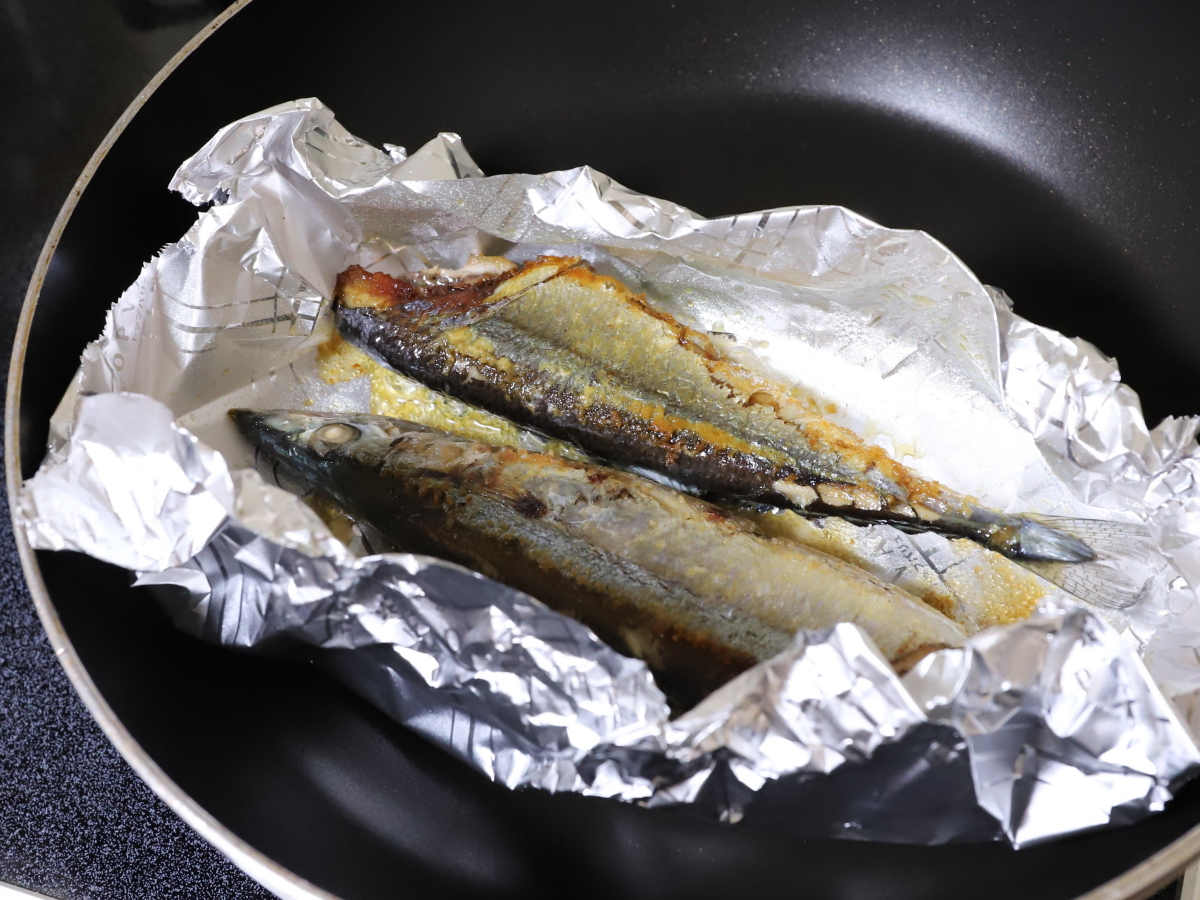 フライパンとアルミホイルで焼いたサンマの塩焼き