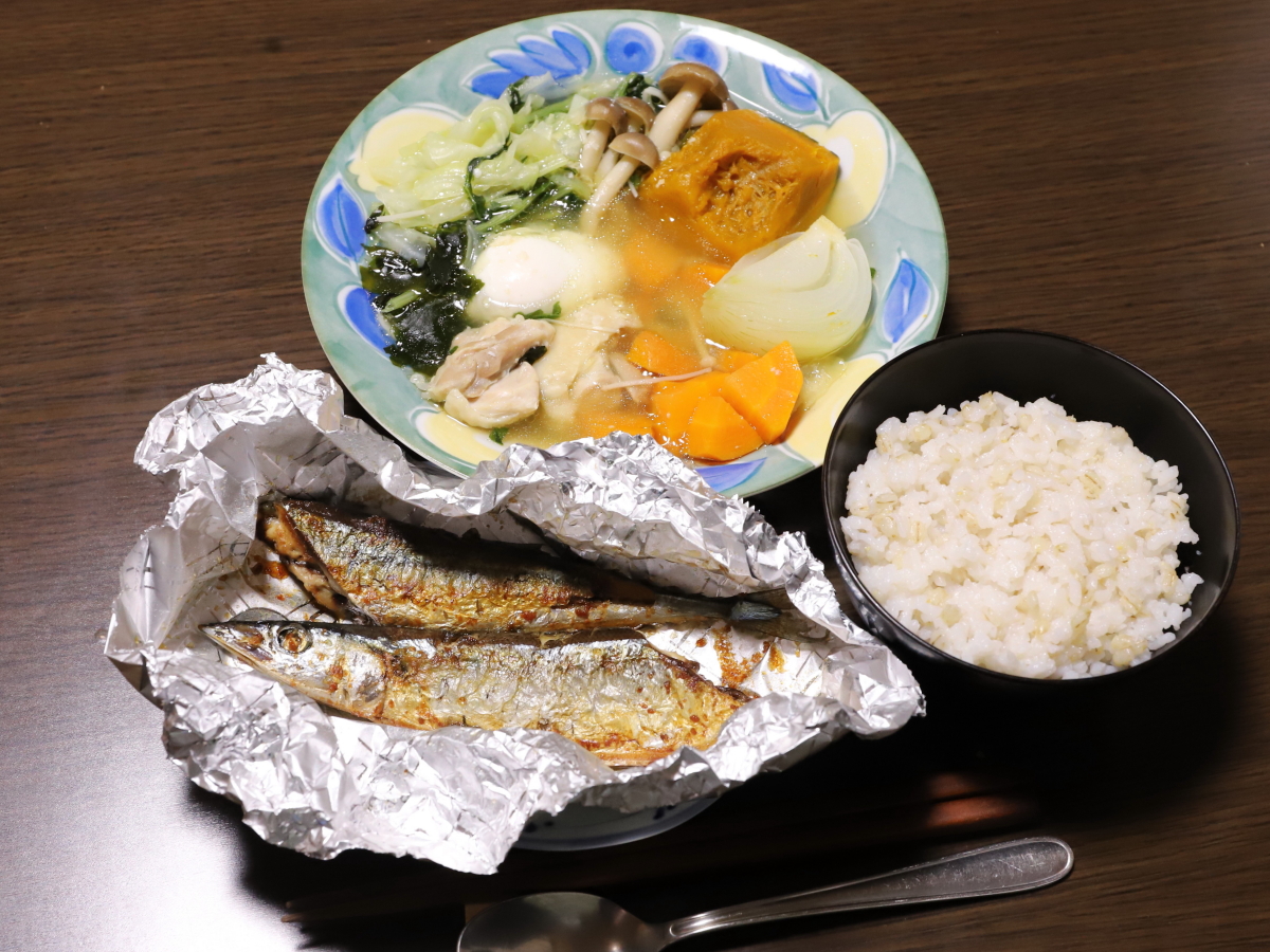 サンマの塩焼きとごはんと塩麴スープという晩ごはんの献立