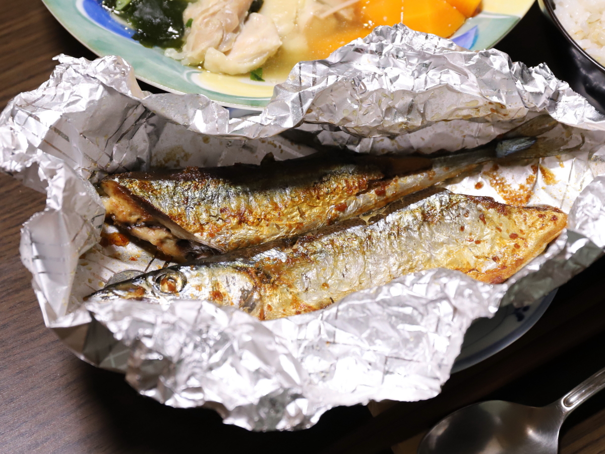 アルミホイルに包んで焼いたサンマの塩焼き