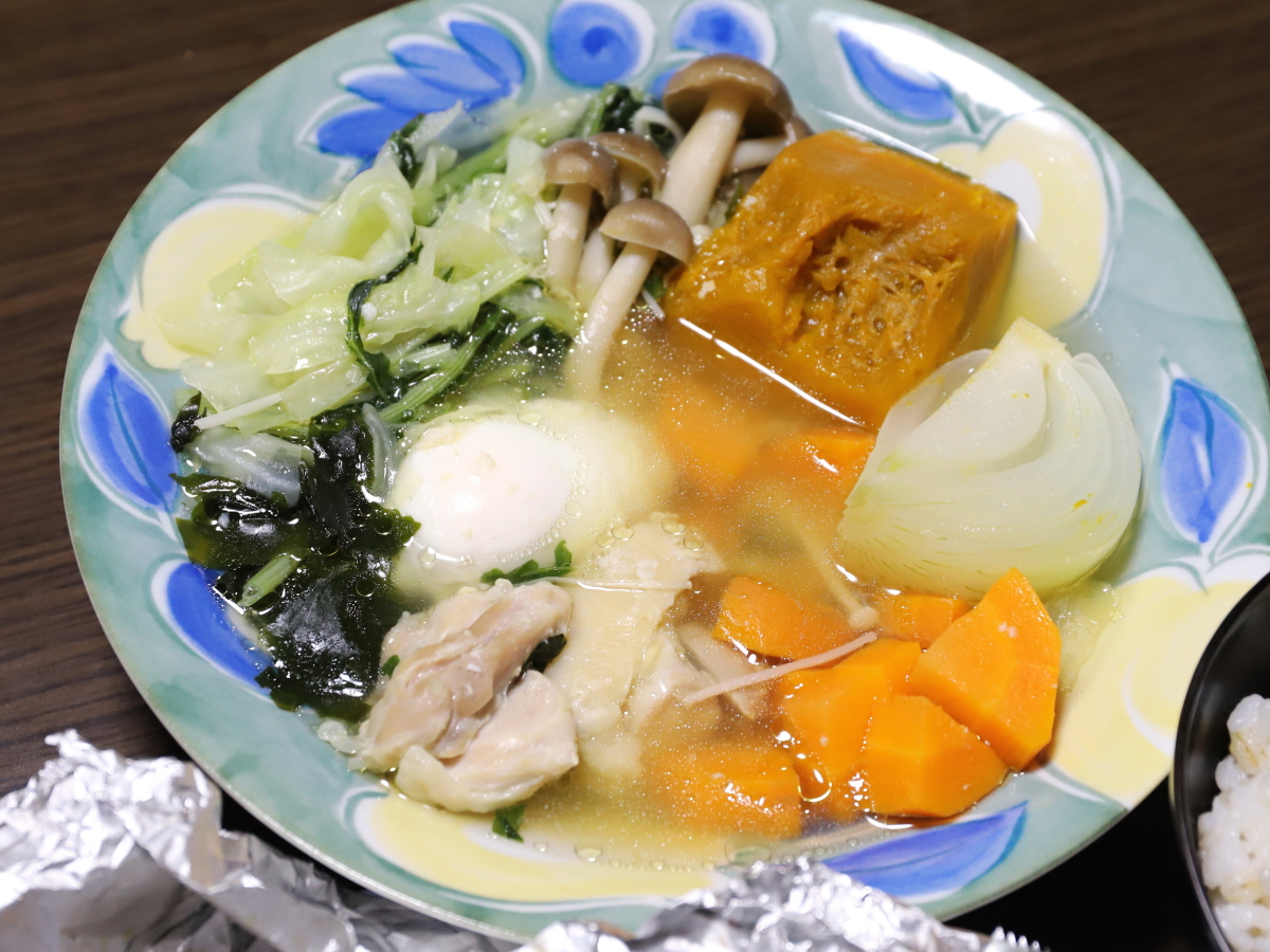 皿に盛りつけた野菜や玉子を入れた具だくさんの塩麴スープ