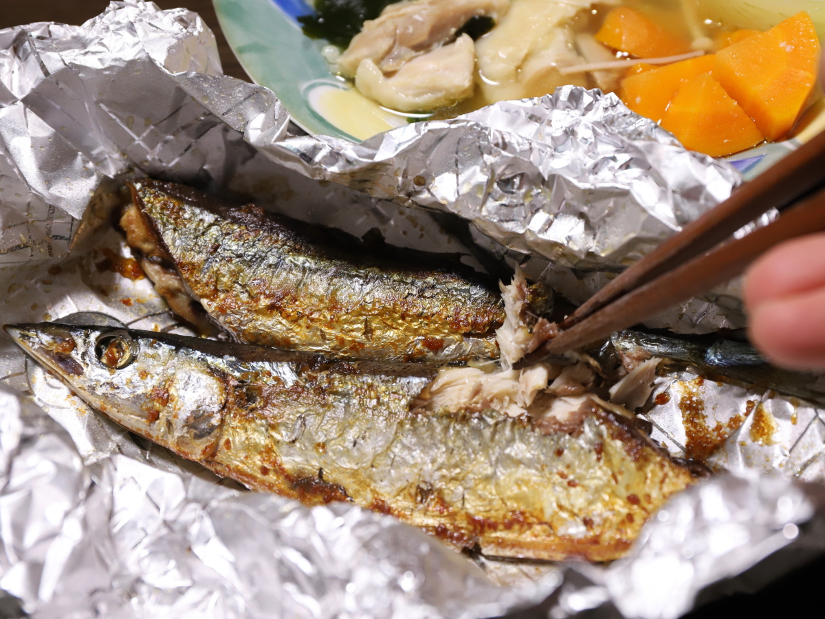 サンマの塩焼きを箸でほぐしているところ