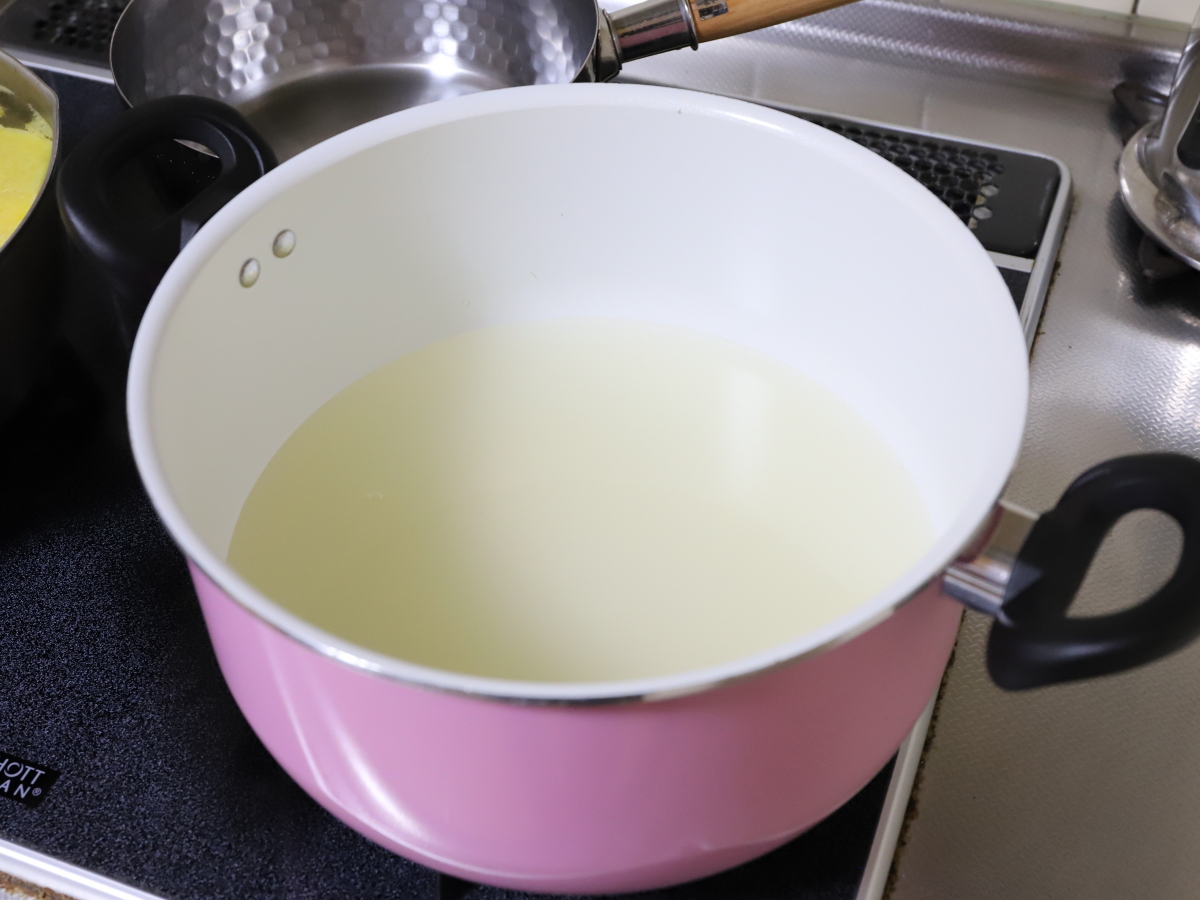 塩麴を入れて調理している鍋