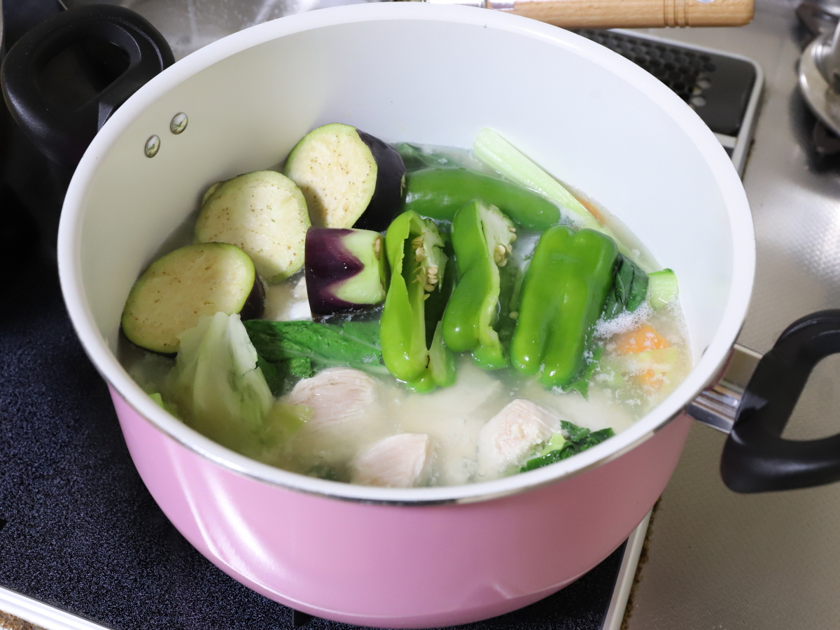 野菜を塩こうじで煮ているところ