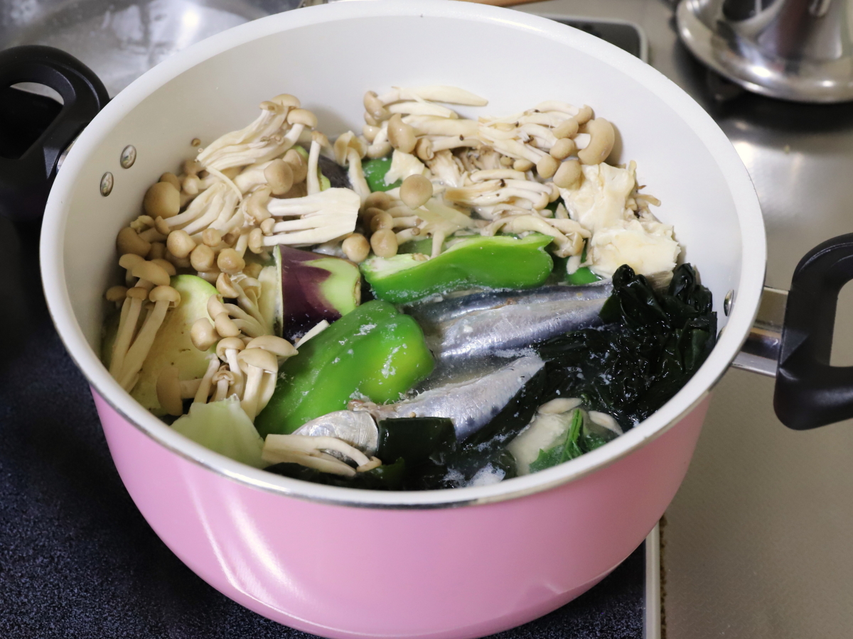 野菜やキノコを塩麹で煮ているところ