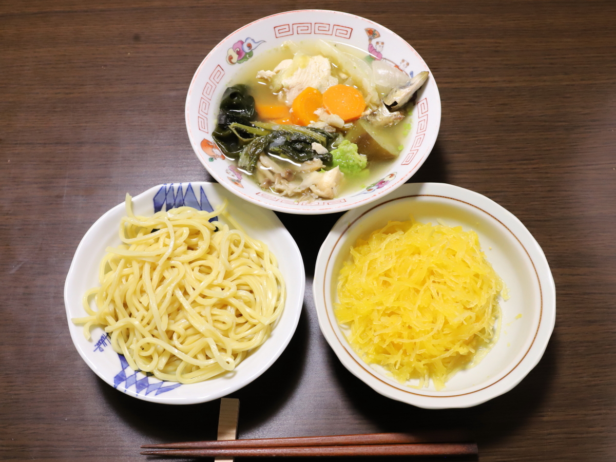 晩ごはんに作った献立、そうめんかぼちゃ（金糸瓜）とラーメンの麺、塩麴の野菜スープ