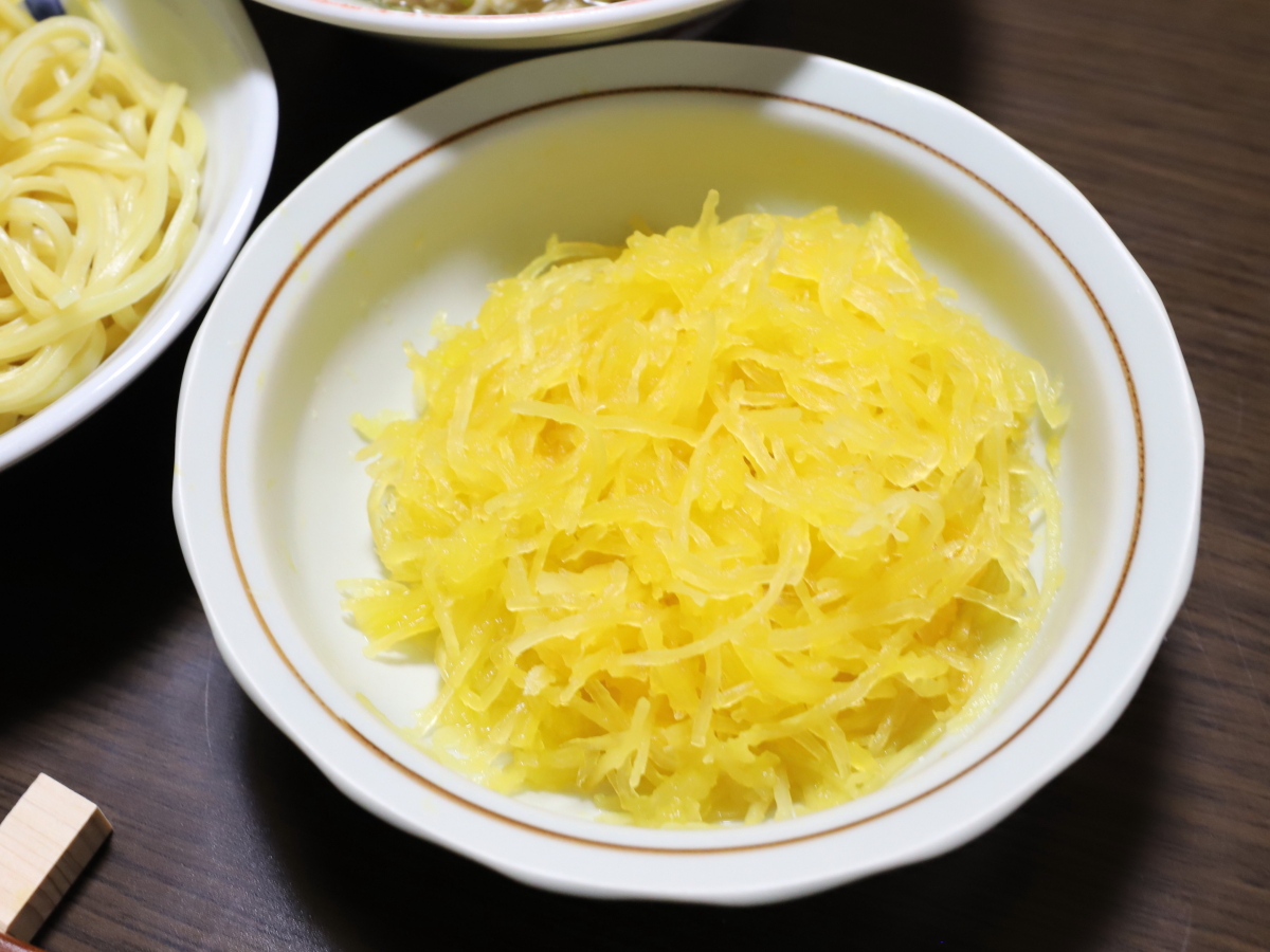茹でて麺状にした、そうめんかぼちゃ（金糸瓜）