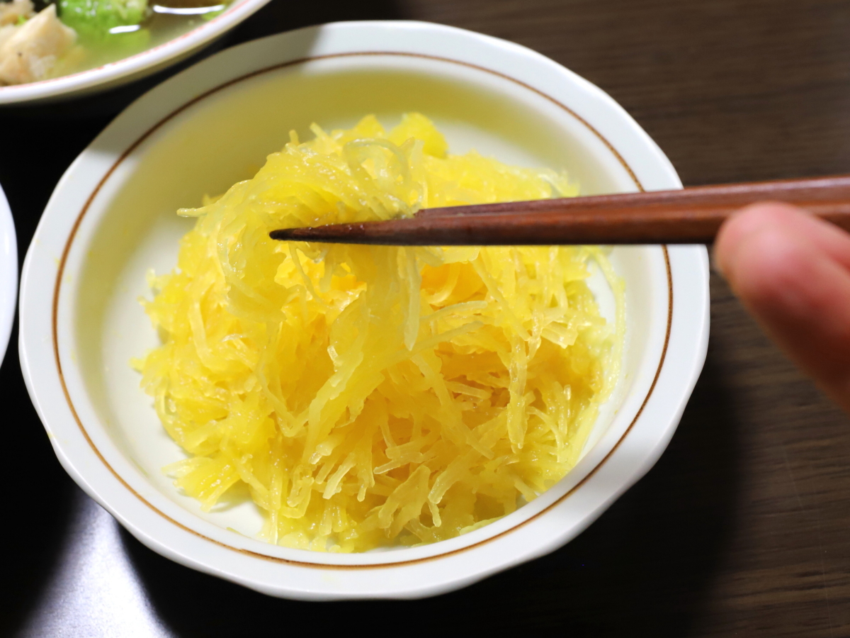 麺状にしたそうめんかぼちゃ（金糸瓜）を箸でつまんでいるところ
