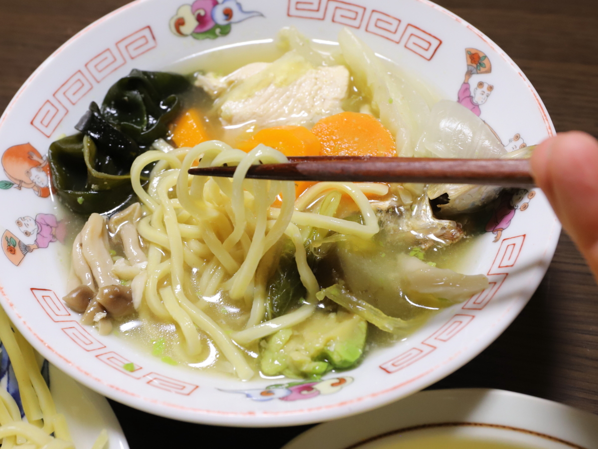 ラーメンの麺を自作のスープに浸しているところ