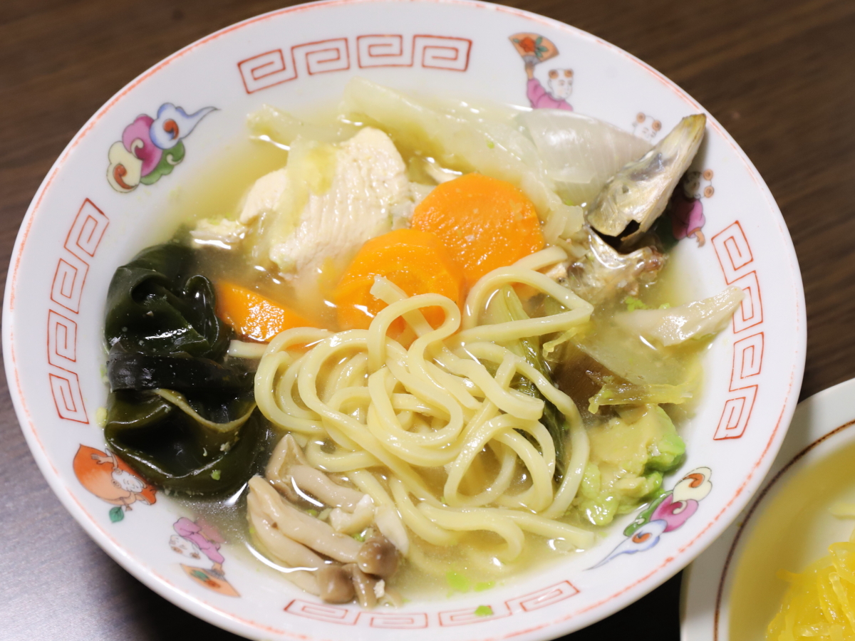 ラーメンの麺を自作のスープに浸しているところ