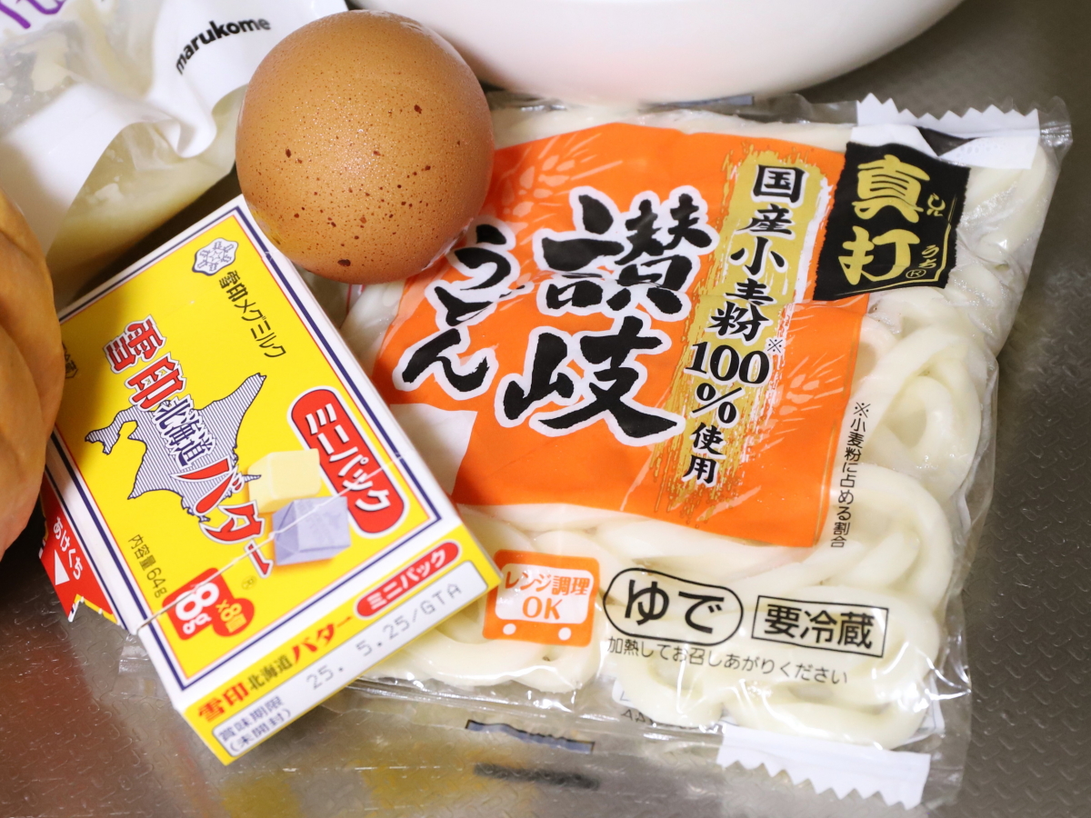 国産小麦100%の讃岐うどんや玉子、雪印北海道バターなどの食材