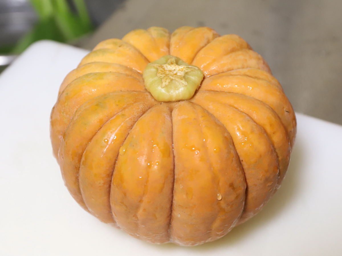まな板の上に置いた小菊かぼちゃ。