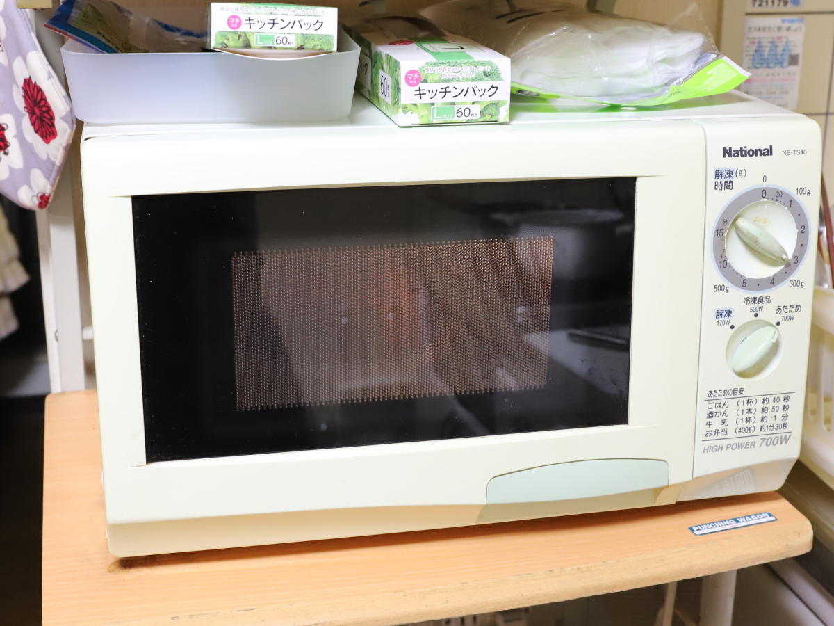 調理中で作動している電子レンジ