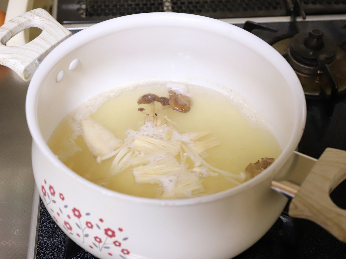 ホーローの鍋で作っている塩麴スープ