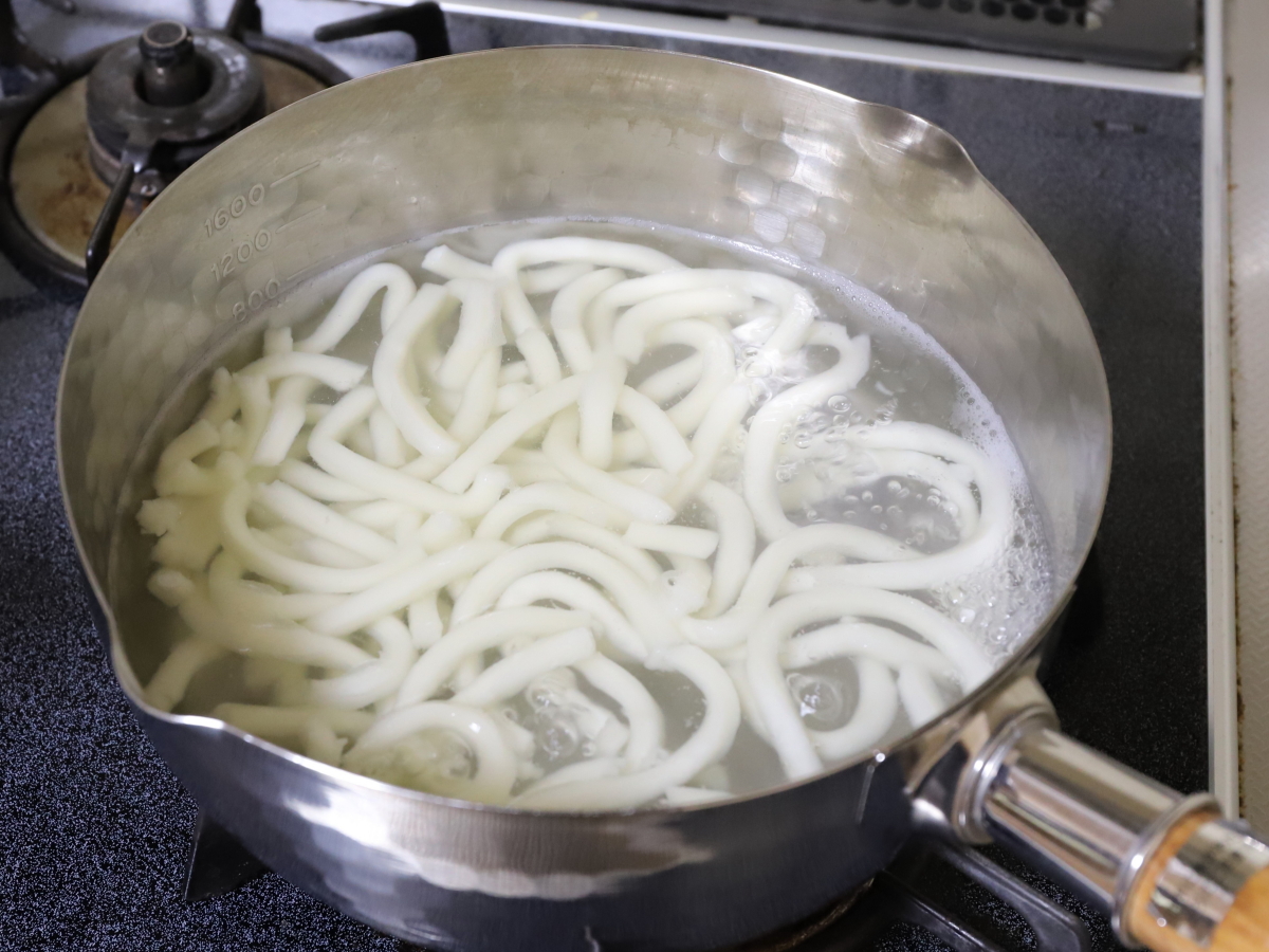 ステンレスの鍋で茹ではじめたうどん