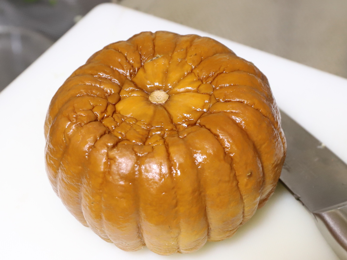 電子レンジで加熱した小菊かぼちゃを裏返したところ
