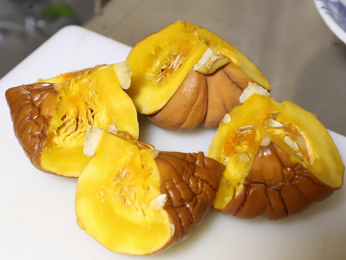 包丁で切り分けた小菊かぼちゃ
