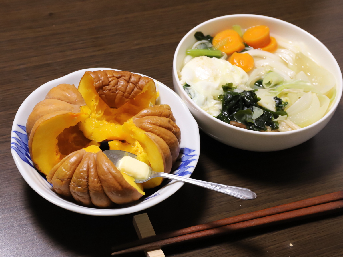 晩ごはんの食卓に並べたバターを添えた小菊かぼちゃや野菜入りうどん