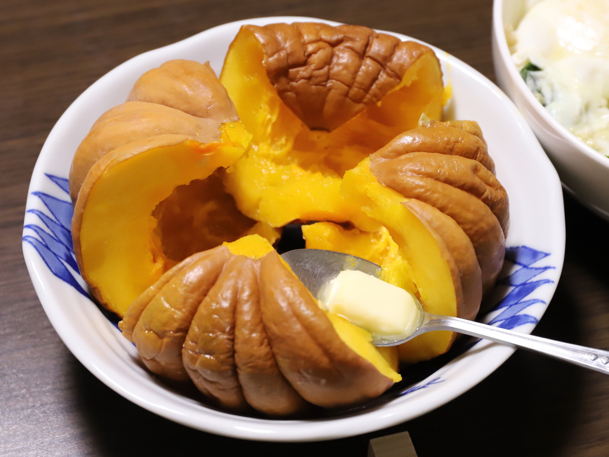 料理した小菊かぼちゃ。スプーンにバターを乗せている。