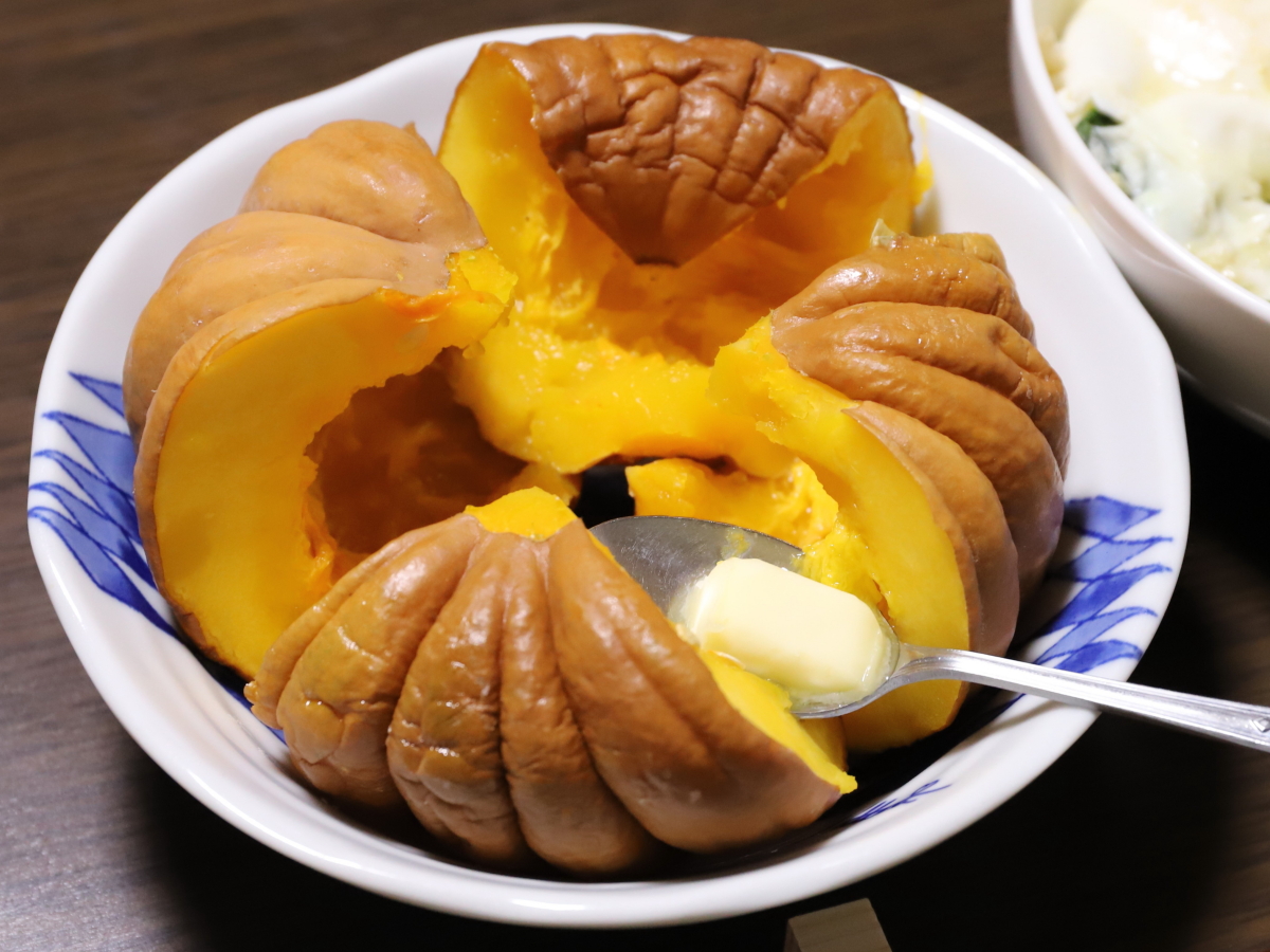 料理した小菊かぼちゃ。スプーンにバターを乗せている。