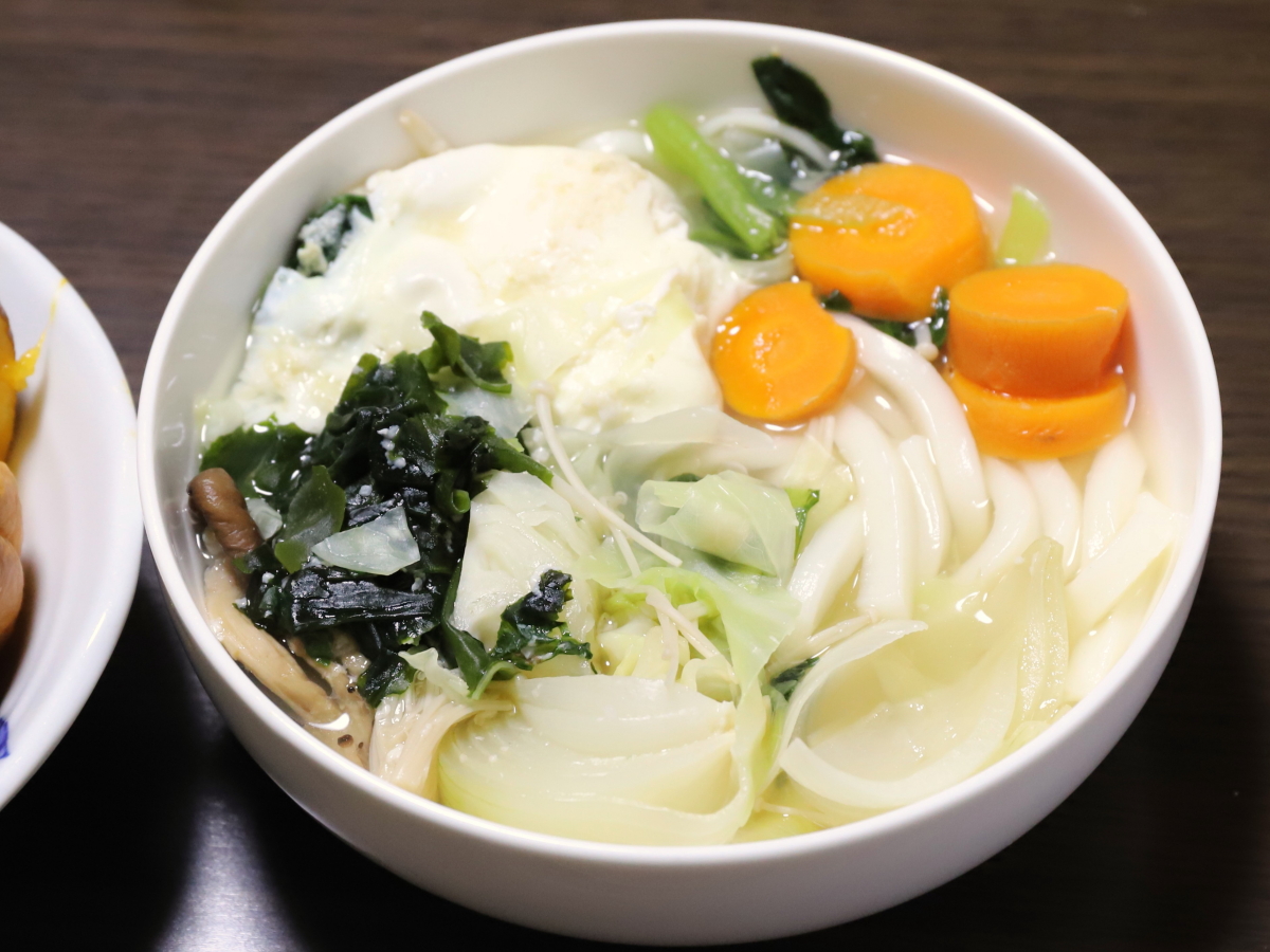 ニンジンやワカメや野菜、玉子を入れて家で作ったうどん。