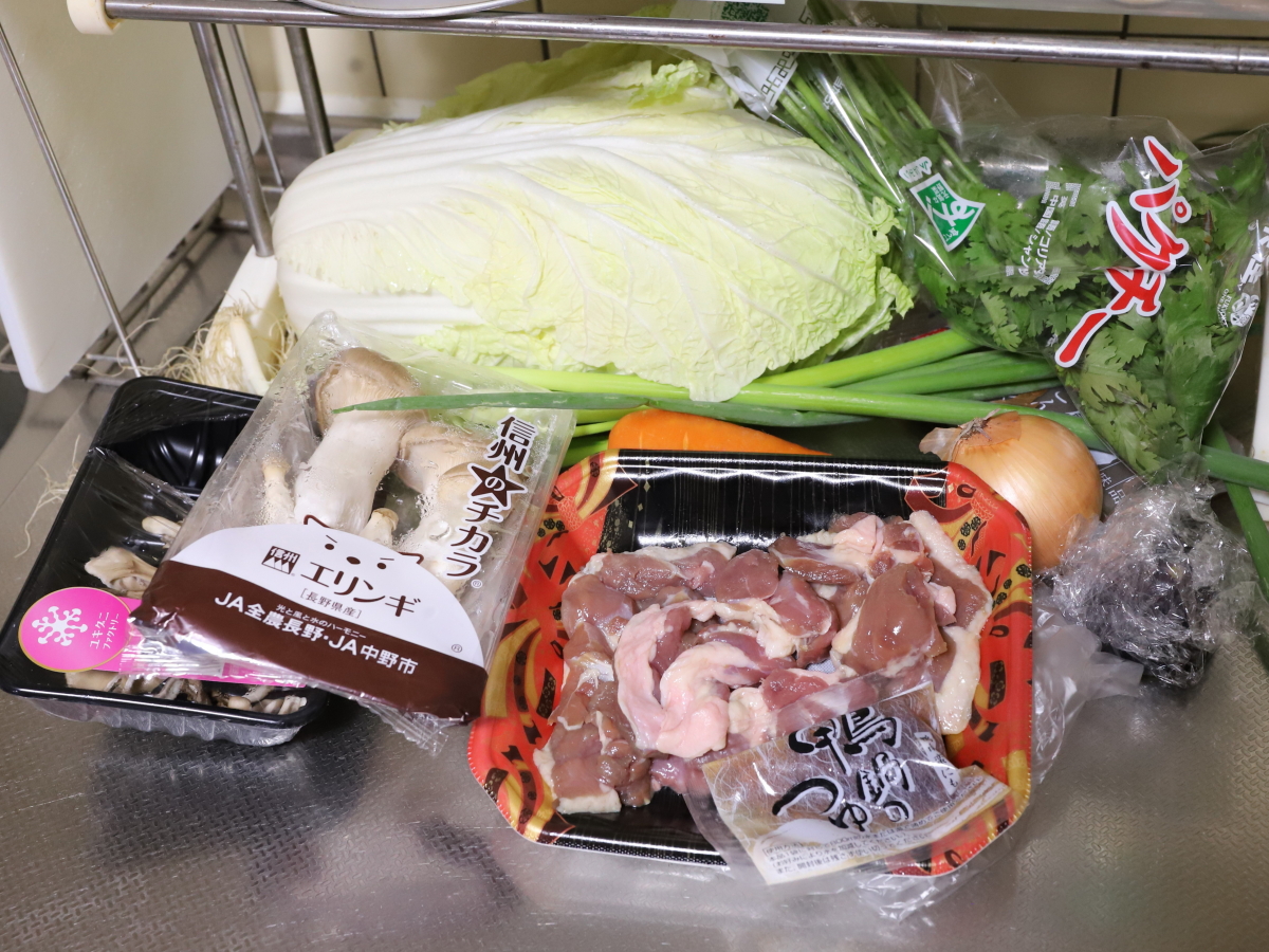 鴨肉やネギ、白菜など鴨鍋の具材。