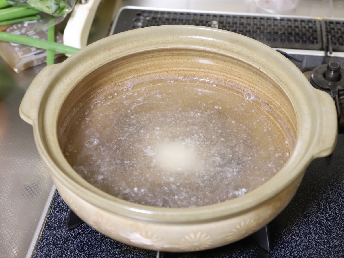 土鍋にダシと塩麹を入れて鍋料理を作っているところ