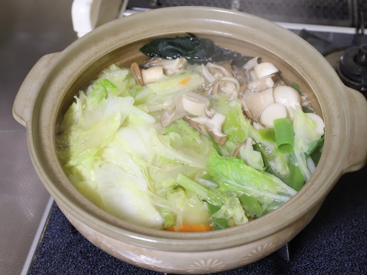 煮えた白菜やキノコなどが入った土鍋