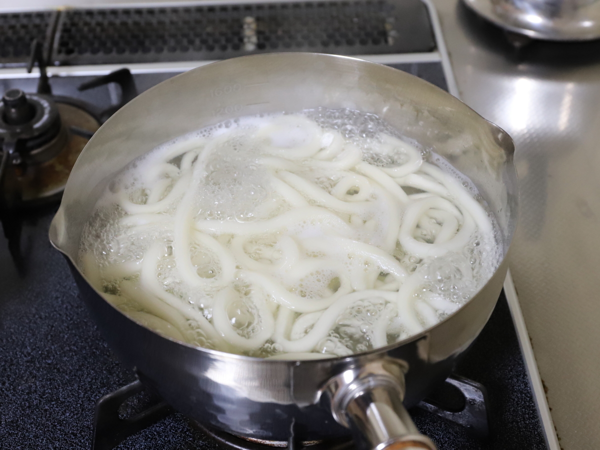ステンレスの鍋でうどんを茹でているところ