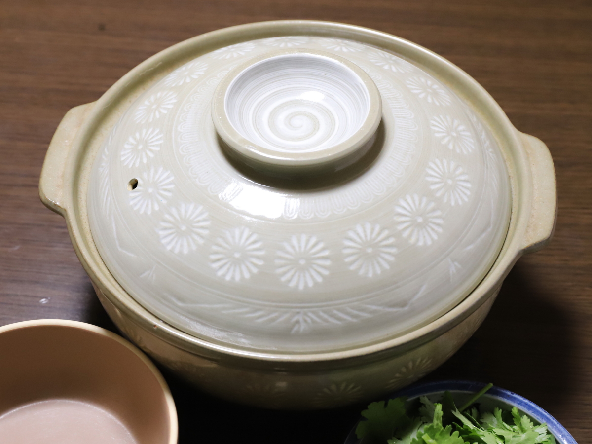食卓に並べたフタをしている土鍋